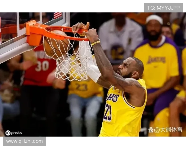 库里狂砍三分率领勇士逆转湖人詹姆斯空砍三双仍难挽败局