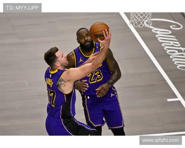 湖人队迎来重磅交易新援加盟，詹姆斯领衔豪华阵容冲击总冠军