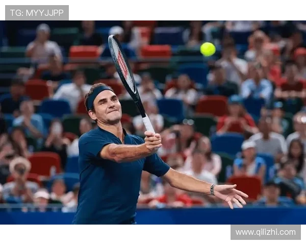 费德勒宣布退役后首次亮相网球赛场，传奇人物归来再度引发关注